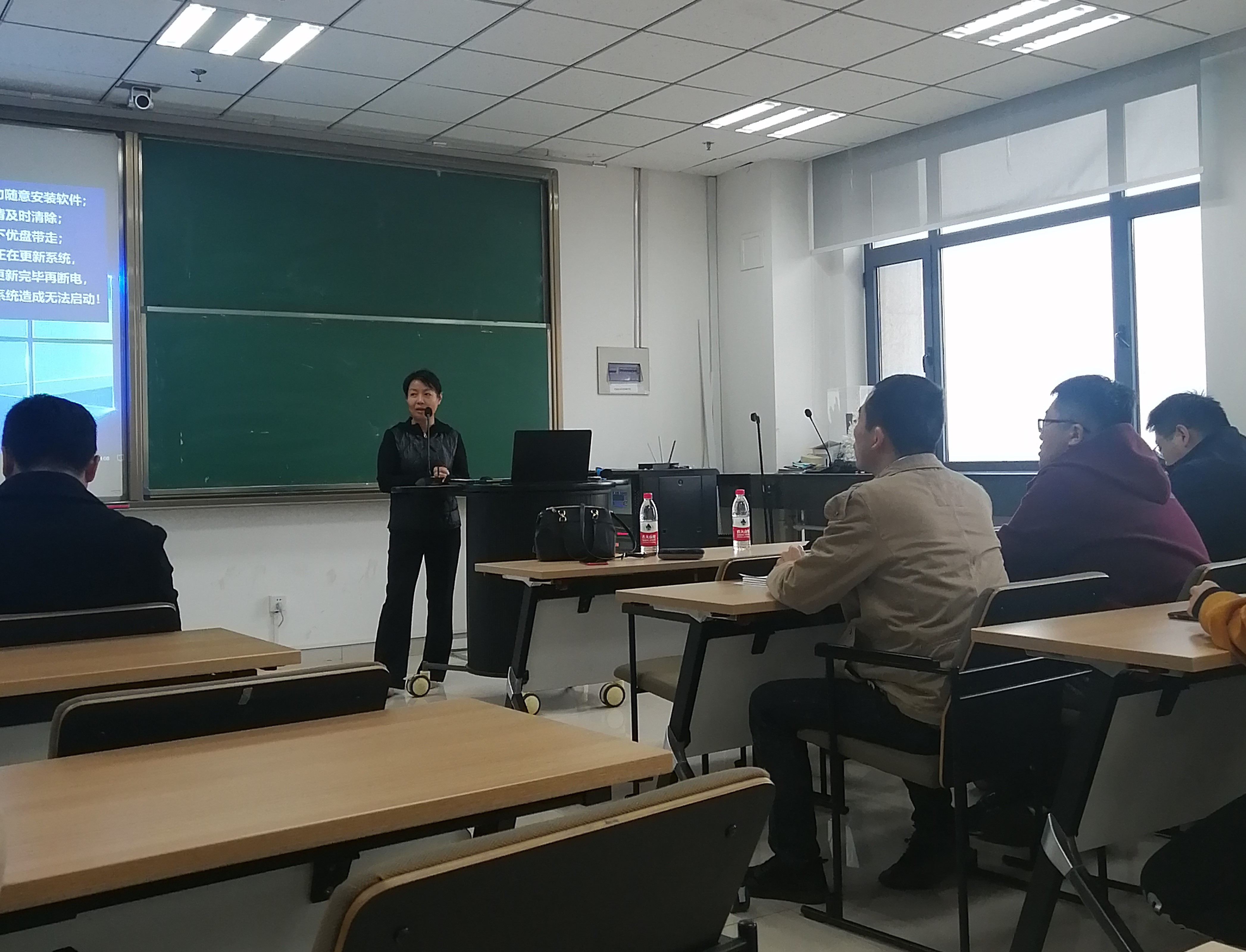 首页 学院动态 正文陈颖首先介绍了博士后科学基金的设立背景和经费